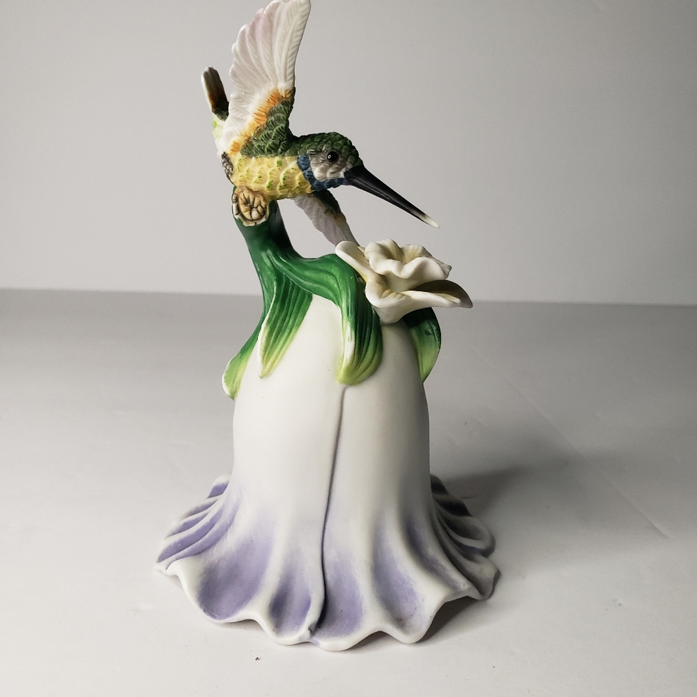 Avon vintage porcelain bell flower hummingbird figurine 123